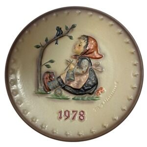 1978 VTG  Goebel Hummel Decorative Plate 8th Annual‎ W German Girl Bird 7 1/2"